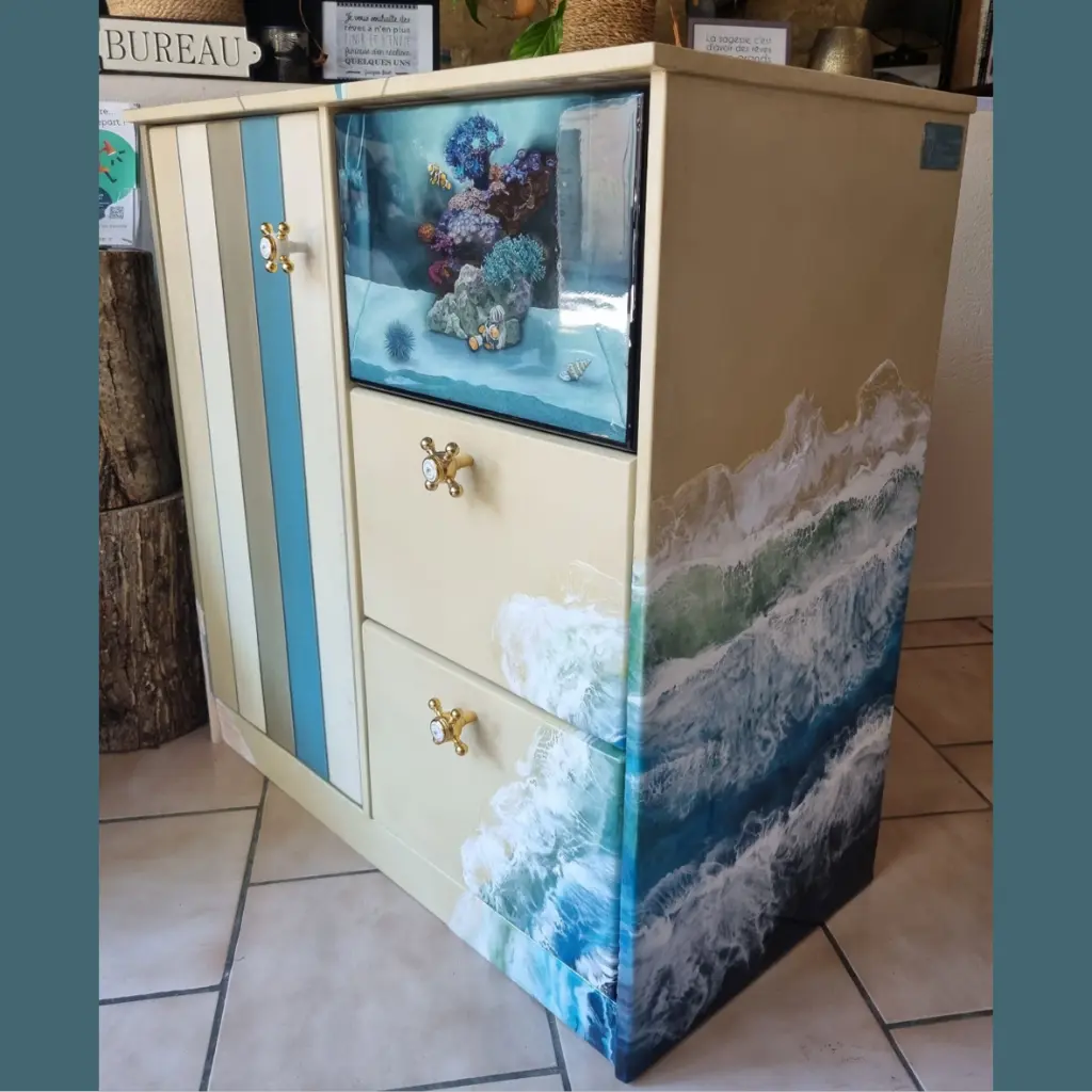 meuble peint peintre sur meuble atelier so creativ commode bord de mer plage vague resine signature aquarium 7.webp