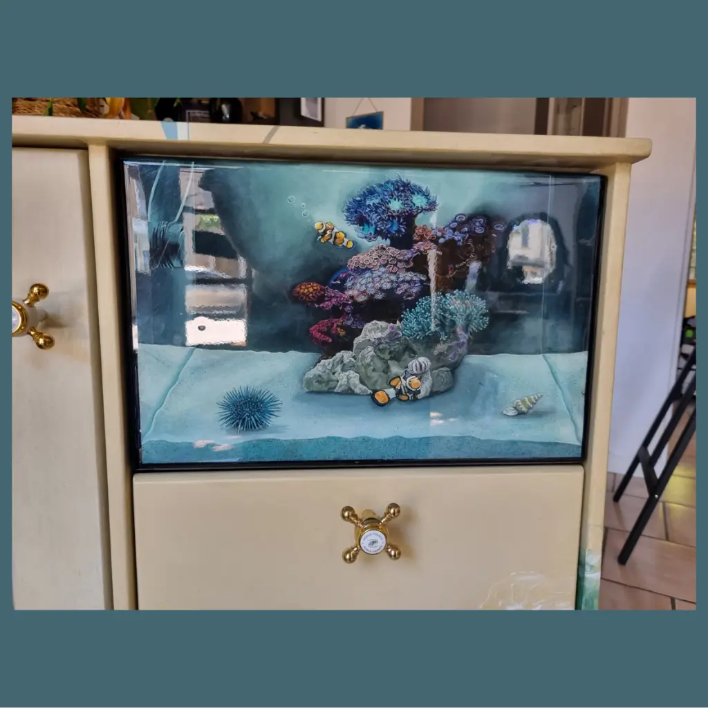 meuble peint peintre sur meuble atelier so creativ commode bord de mer plage vague resine signature aquarium 5.webp