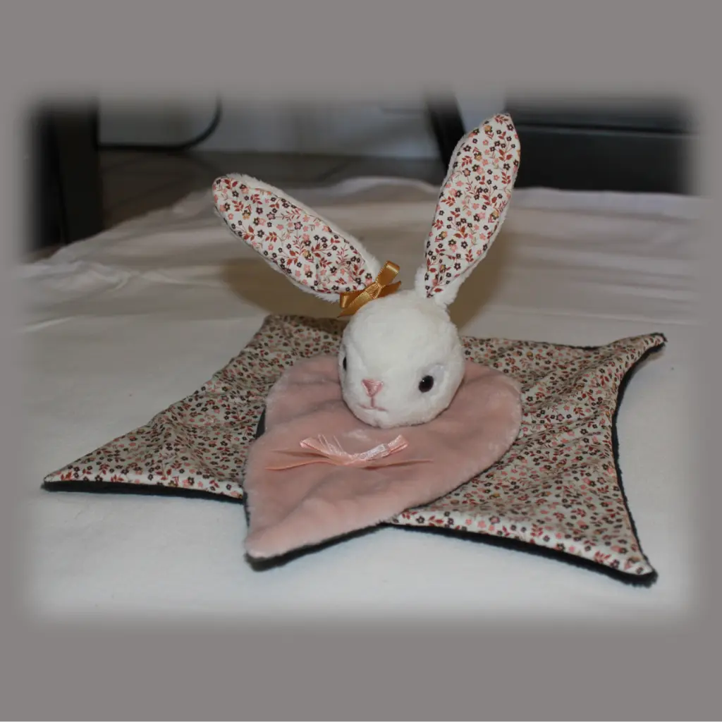 doudou enfant cadeau couture fait main lapin rose